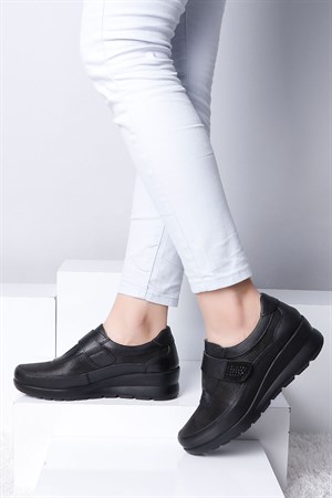 Siyah Hakiki Deri Dolgu Topuk Kadın Ayakkabı P28